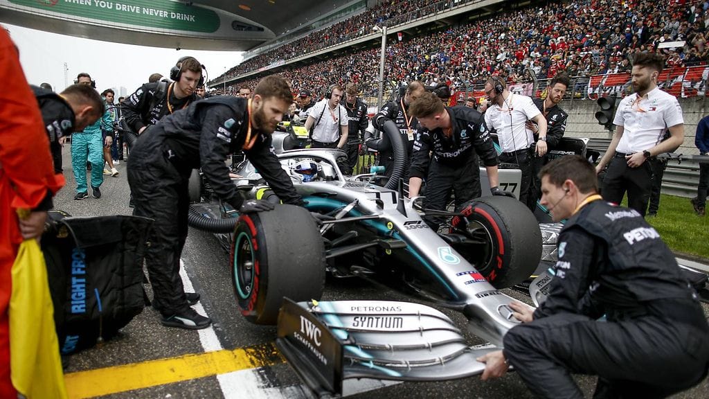 Valtteri Bottas valmistautumassa Kiinan osakilpailuun huhtikuussa 2019.