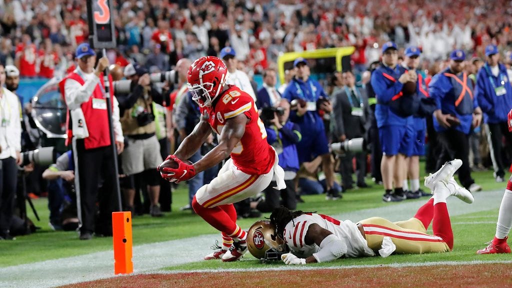 Kansas City Chiefsin Damien Williams vauhdissa Super Bowlin loppuottelussa.