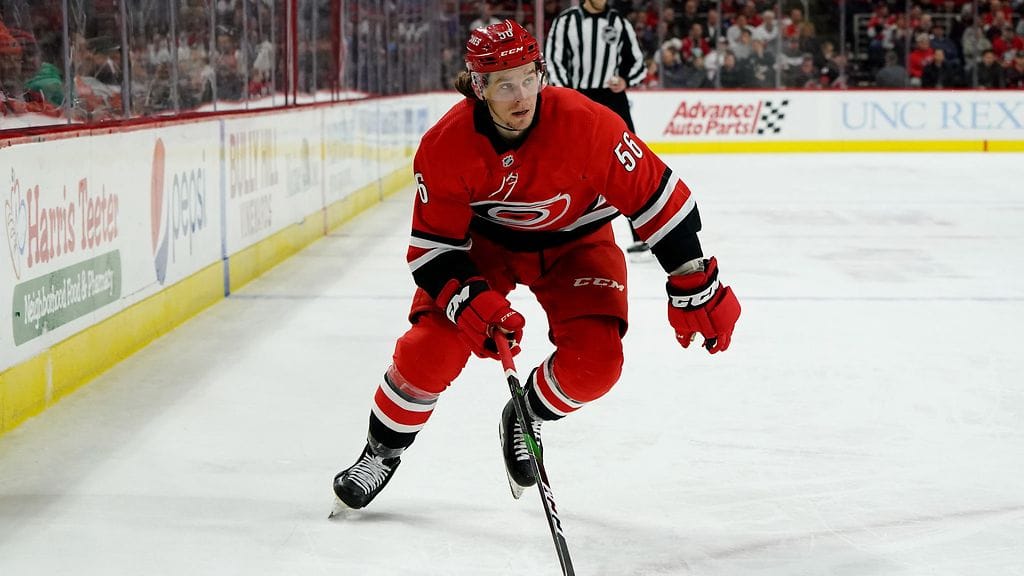 Erik Haula näytti amerikkalaisen jalkapallon taitojaan Carolina Hurricanesin voiton jälkeen.