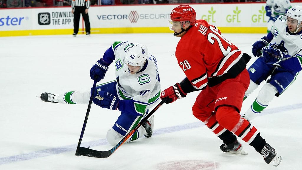 Sebastian Aho vauhdissa Vancouver Canucksia vastaan.