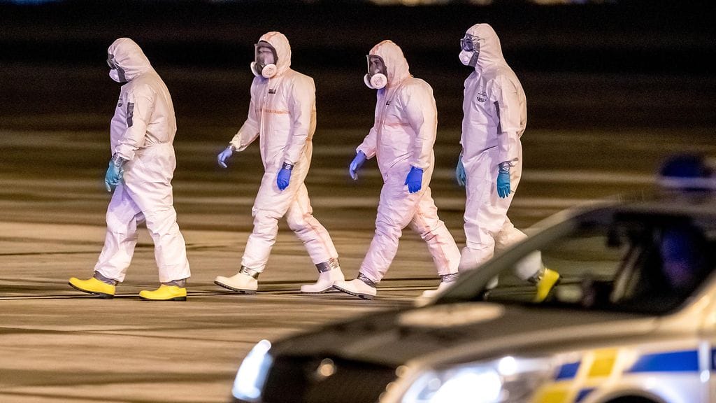 Kuvituskuvassa terveysviranomaiset valmistelevat Tšekin ja Slovakian kansalaisten evakuoimista Kiinan Wuhanista Prahan lentokentälle Tšekissä.