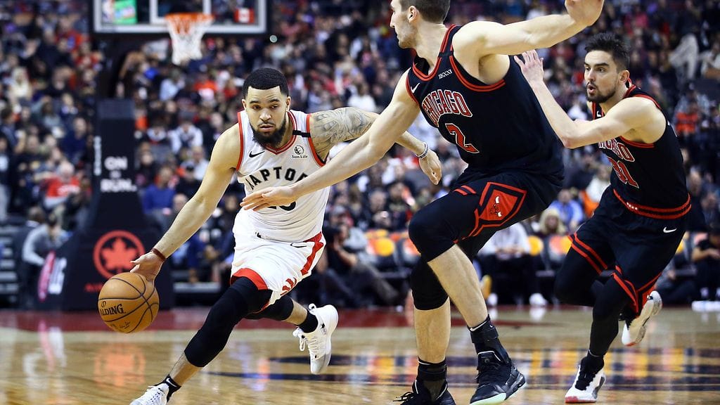 Toronto Raptorsin Fred VanVleet hyökkäämässä Chicago Bullsia vastaan.