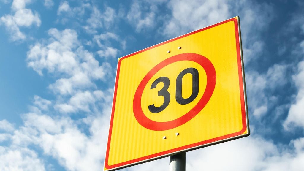 Pakomatkansa aikana mopopoika ajoi kerran 80 kilometrin tuntivauhtia nopeusrajoituksen ollessa 30 km/h.