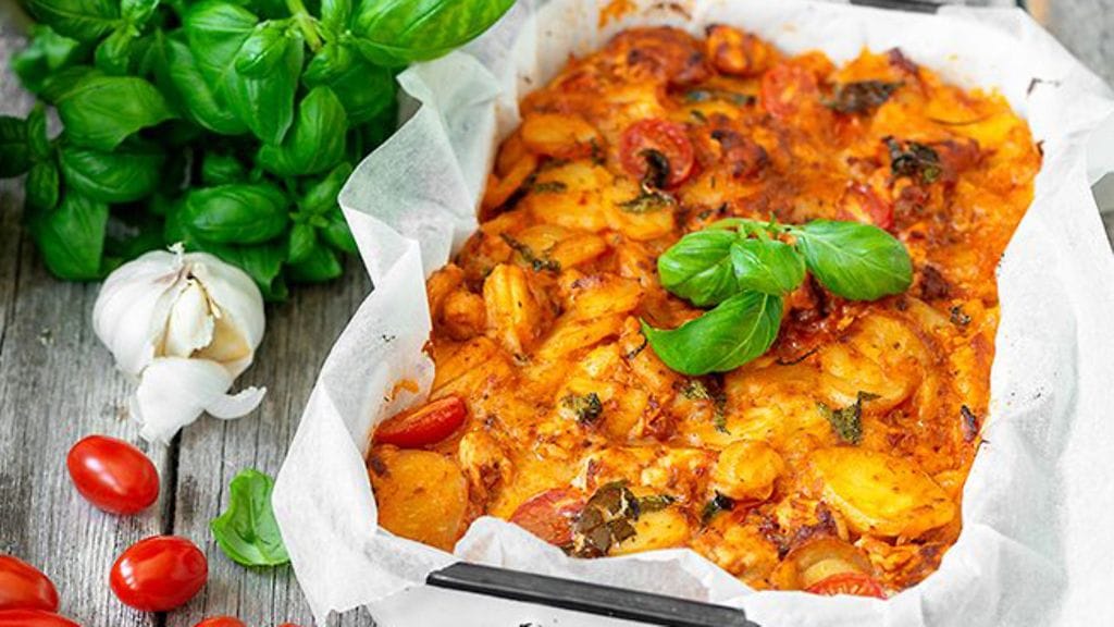 Nopea kermainen broileri-perunavuoka valmistuu kaupan valmiista kermaperunoista.