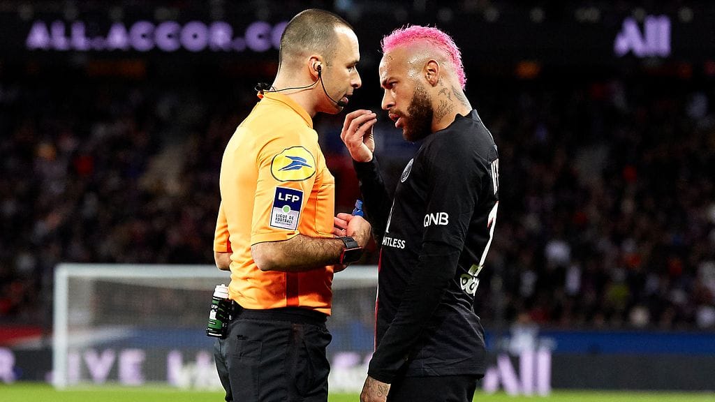 Neymar teki mielipiteensä tuomariston suuntaan selväksi.