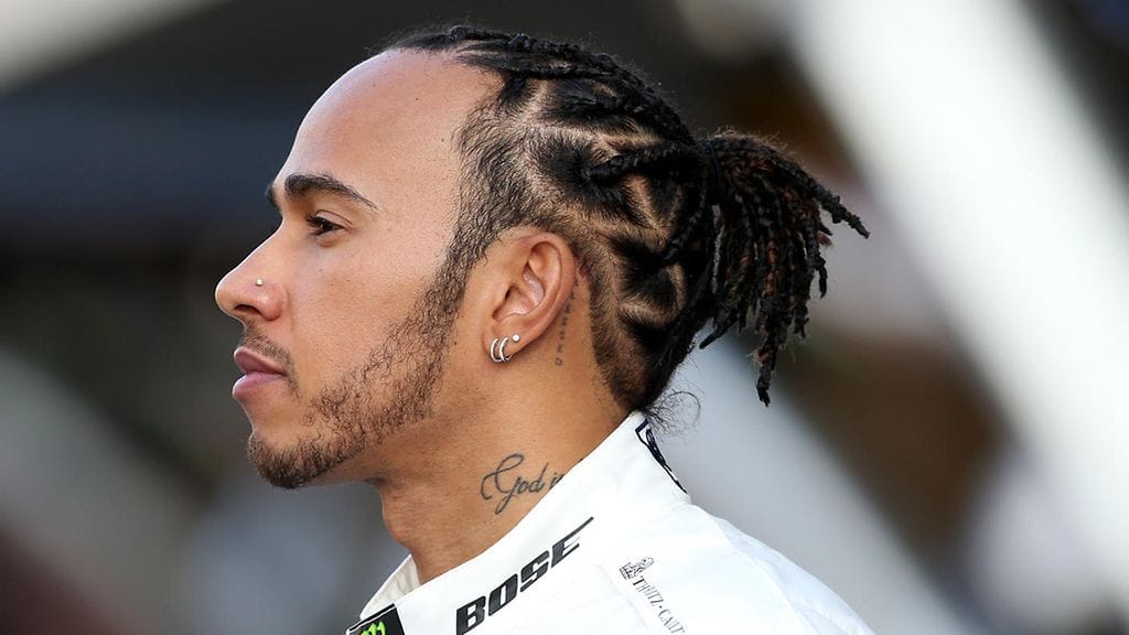 "God is love" lukee Lewis Hamiltonin kaulalla olevassa tatuoinnissa.