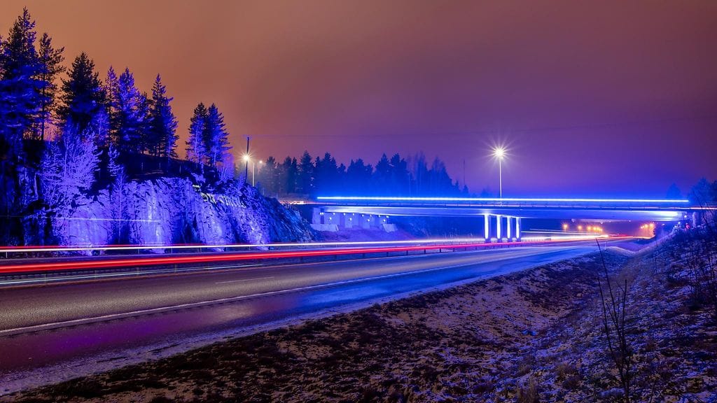 Nurmijärvi juhlistaa Aleksis Kiven Seitsemän veljeksen 150-vuotisjuhlavuotta valotaideteoksella. Se esittelee viikon aikana kaikki veljekset omina päivinään. Tänään tiistaina, 4.2., on vuorossa Tuomas.
