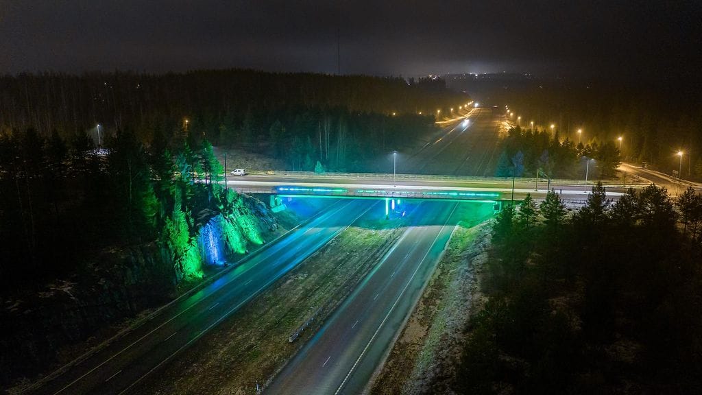 Nurmijärven 7 veljeksen valotaideteos ilmakuvassa.