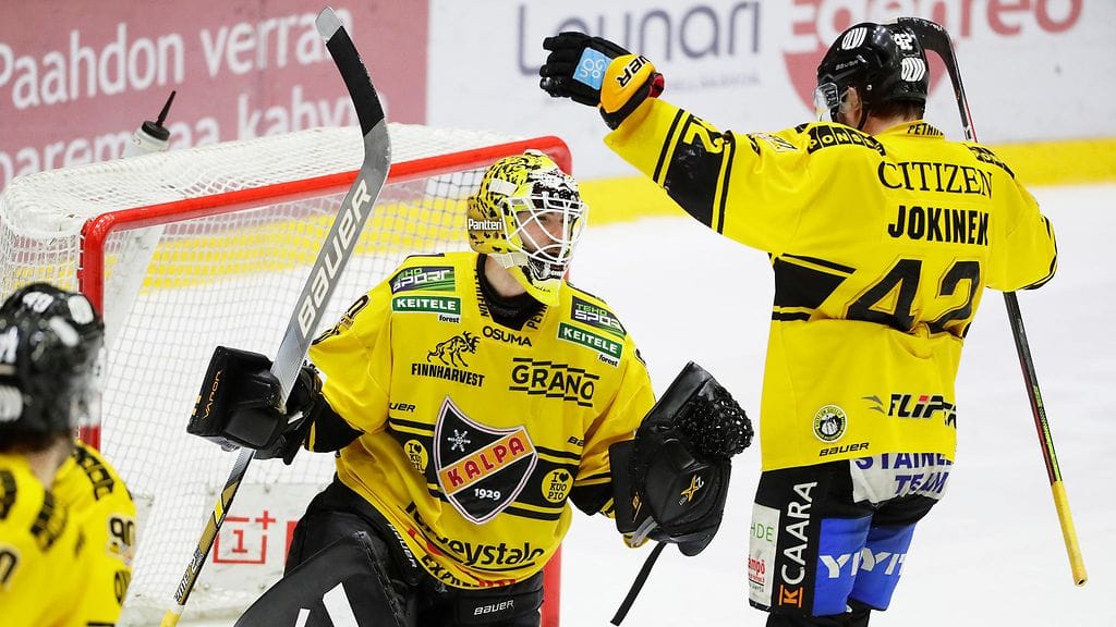 Samu Perhonen (vas.) ja Tommi Jokinen iskivät viimeisen naulan Ässien arkkuun.