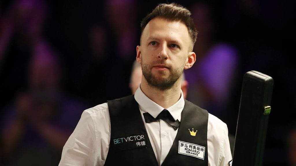 Judd Trump on ilmiömäisessä iskussa snookerveralla.