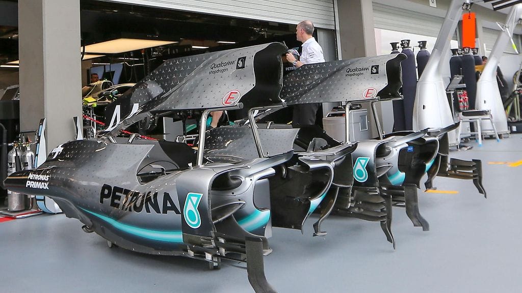 Mercedeksen auto kootaan vähitellen ennen Barcelonan F1-testejä.