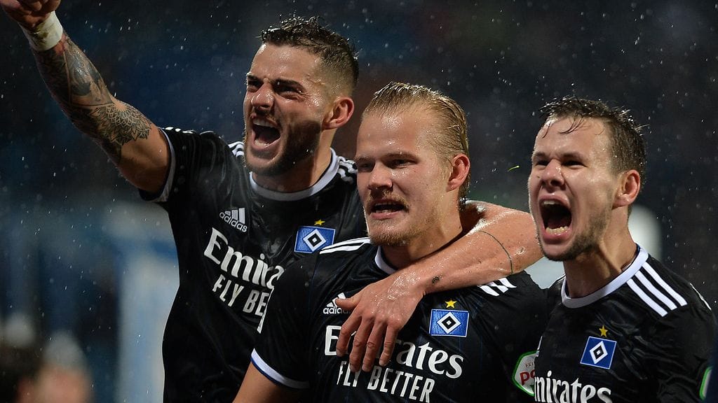Joel Pohjanpalo (kesk.) maalasi Hamburg SV:lle maanantain vierasottelussa Bochumia vastaan.