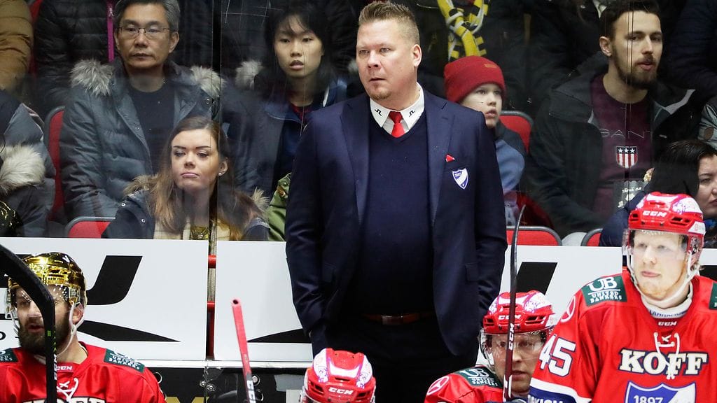 HIFK:n päävalmentaja Jarno Pikkarainen sai mietittävää, kun joukkueen kokoonpanosta jäi eri syistä sivuun 14 pelaajaa.