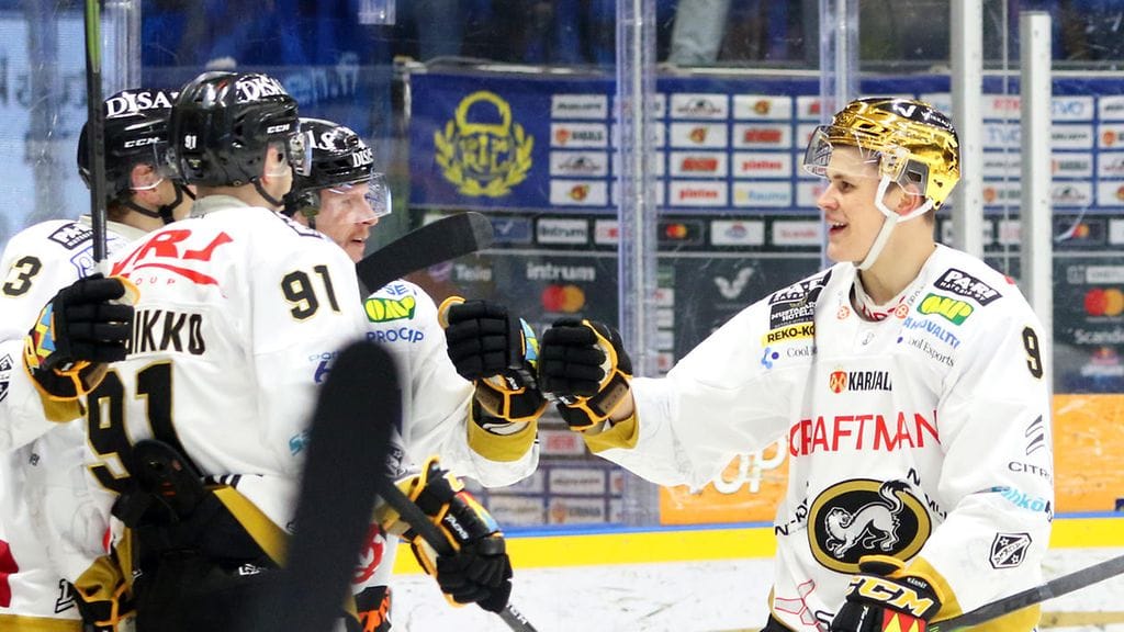 Jesse Puljujärvi (oik.) ja kumppanit pääsivät juhlimaan oikein kunnolla.