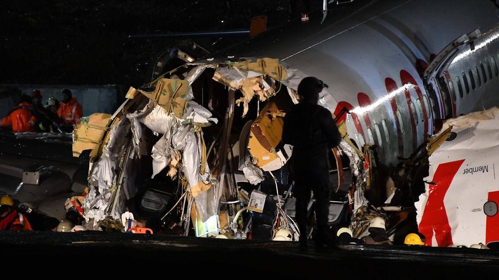 Matkustajakone katkesi kolmeen osaan. Onnettomuus tapahtui Sabiha Gokcen kansainvälisellä lentokentällä.