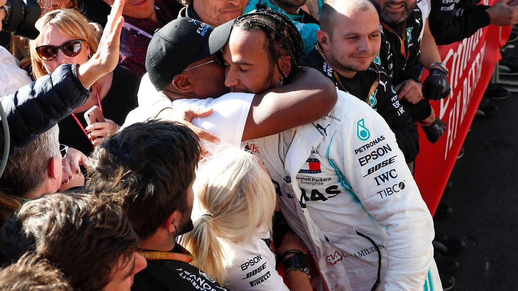 Anthony Hamilton puristi poikaansa vuoden 2019 mestaruuden varmistuttua.