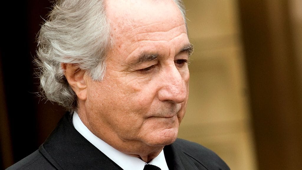 Bernard Madoff poistumassa oikeuden kuulemistilaisuudesta New Yorkissa vuonna 2009.