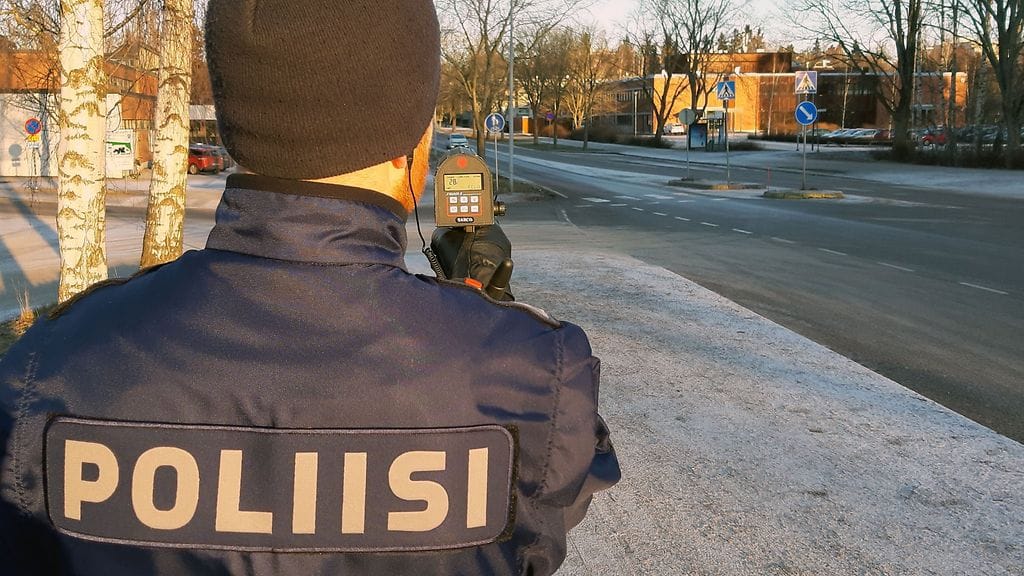 Länsi-Uudenmaan poliisi valvoi liikennettä Friisinkalliontiellä, jossa on 30 km/h-nopeusrajoitus. Kovin mitattu nopeus oli 80 km/h, josta kirjattiin törkeä liikenneturvallisuuden vaarantaminen.