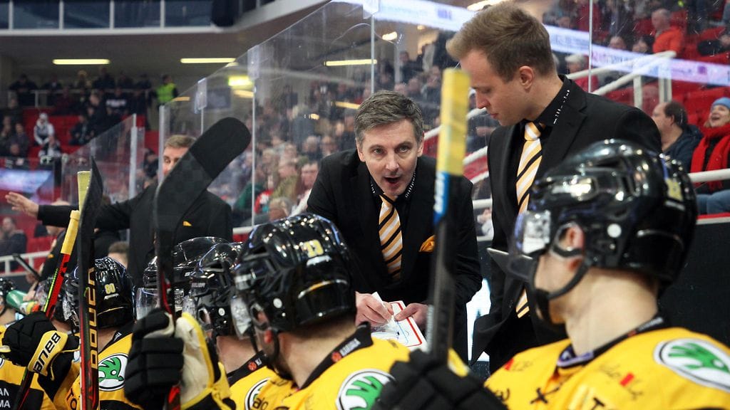 Apuvalmentaja Tuomo Ropo (2. oikealta) sai päävalmentaja Tero Lehterän (keskellä) hyväksynnän palaveriin, jonka sisältö vuoti julkisuuteen.