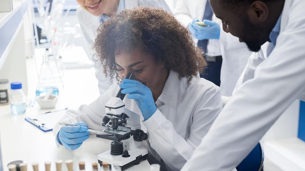 tutkijat, tutkimus, mikroskooppi