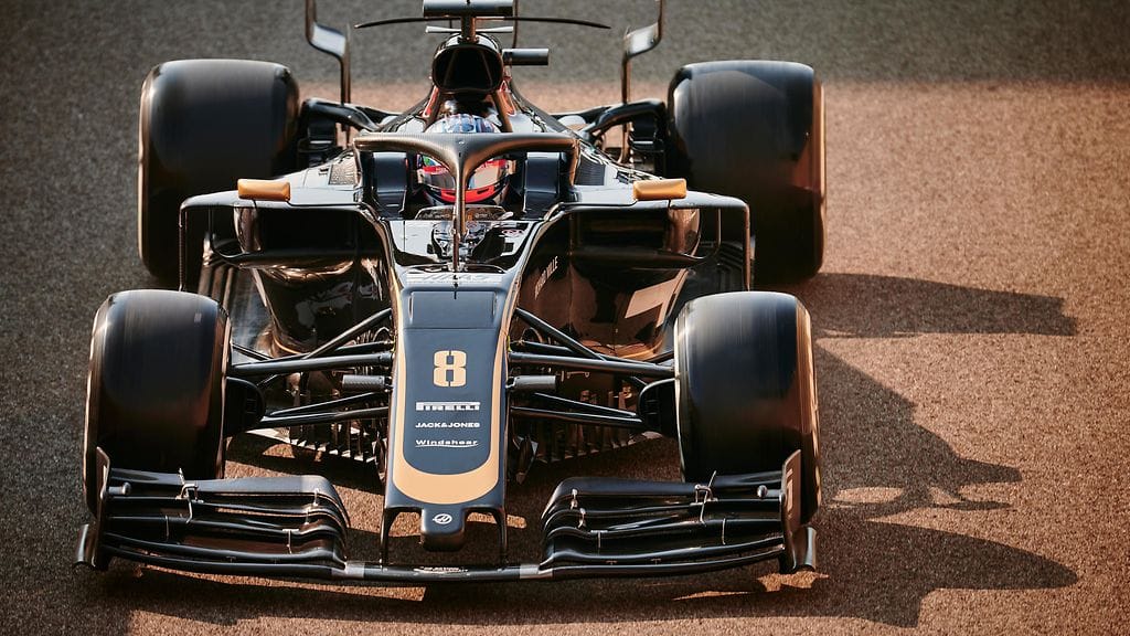 Viime kaudella Haasin autot ajoivat tummemmissa väreissä.