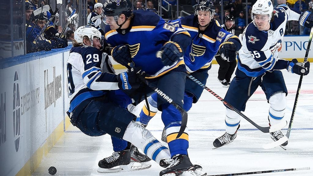 Colton Parayko antoi Patrik Laineelle rajun taklauksen.