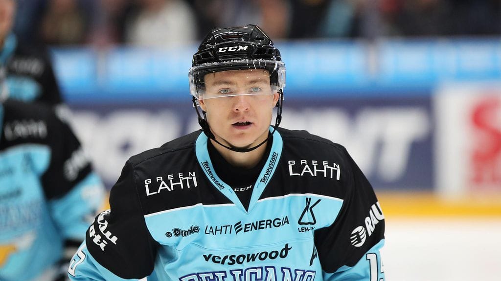 Jesse Mankinen ei onnistunut ohittamaan laukauksellaan maalissa maannutta joukkuekaveriaan.