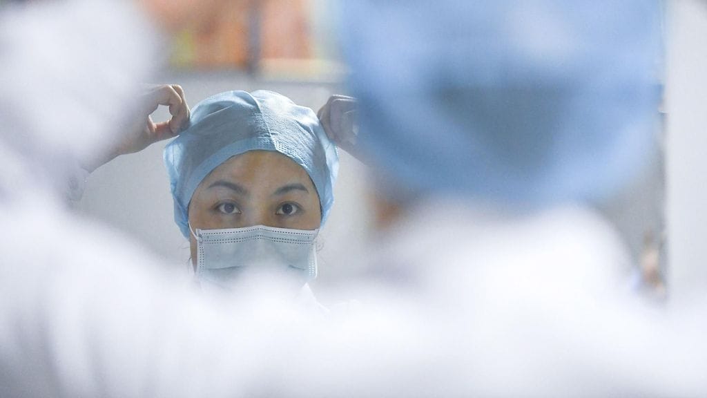 Koronavirukseen on kuollut Kiinassa ainakin 908 ihmistä. Tartuntoja maassa on todettu yli 40 000.