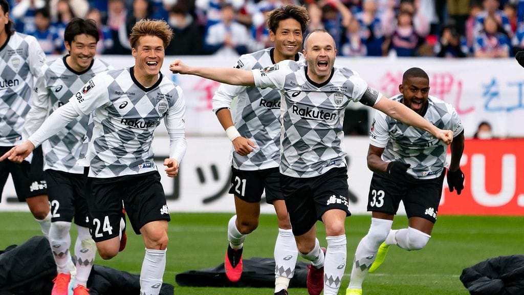 Andres Iniesta juhli japanilaisseura Vissel Koben kanssa Japanin Super Cupin voittoa henkeäsalpaavan rangaistuspotkukilpailun jälkeen.