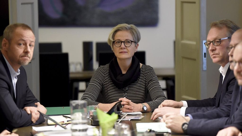 Valtakunnansovittelija Vuokko Piekkala Paperiliiton ja Metsäteollisuuden työriidan sovittelussa valtakunnansovittelijan toimistossa Helsingissä 7. helmikuuta 2020. Vasemmalla Metsäteollisuus ry:n työmarkkinajohtaja Jyrki Hollmen ja oikealla Paperiliiton puheenjohtaja Petri Vanhala.