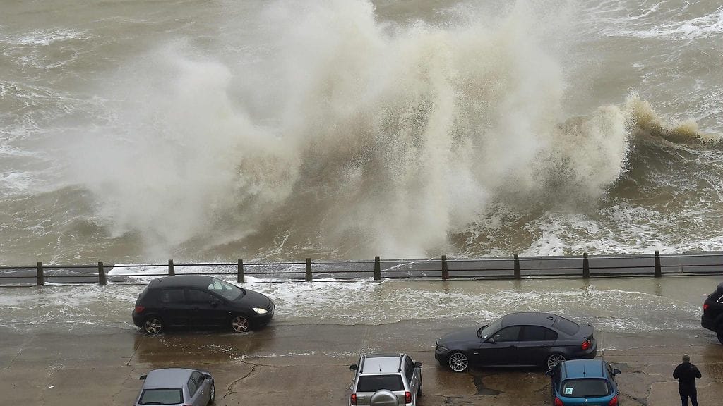 Ihmiset katselivat Ciara-myrskyn nostattamia aaltoja Newhavenin satamassa.