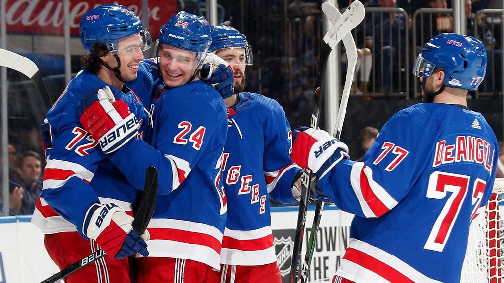 Kaapo Kakko osui Filip Chytilin (vas.) syötöstä.