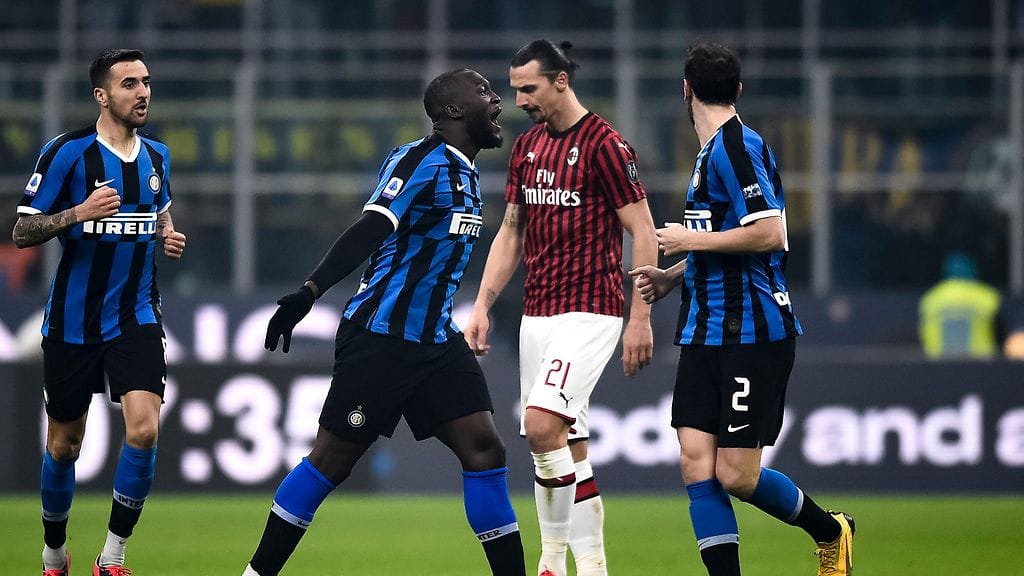 Interin Romelo Lukaku (tonen vasemmalta) pääsi tuulettamaan voittoa osuttuaan ottelun lisäajalla. AC Milanin Zlatan Ibrahimovic oli ottelun jälkeen pettynyt mies.