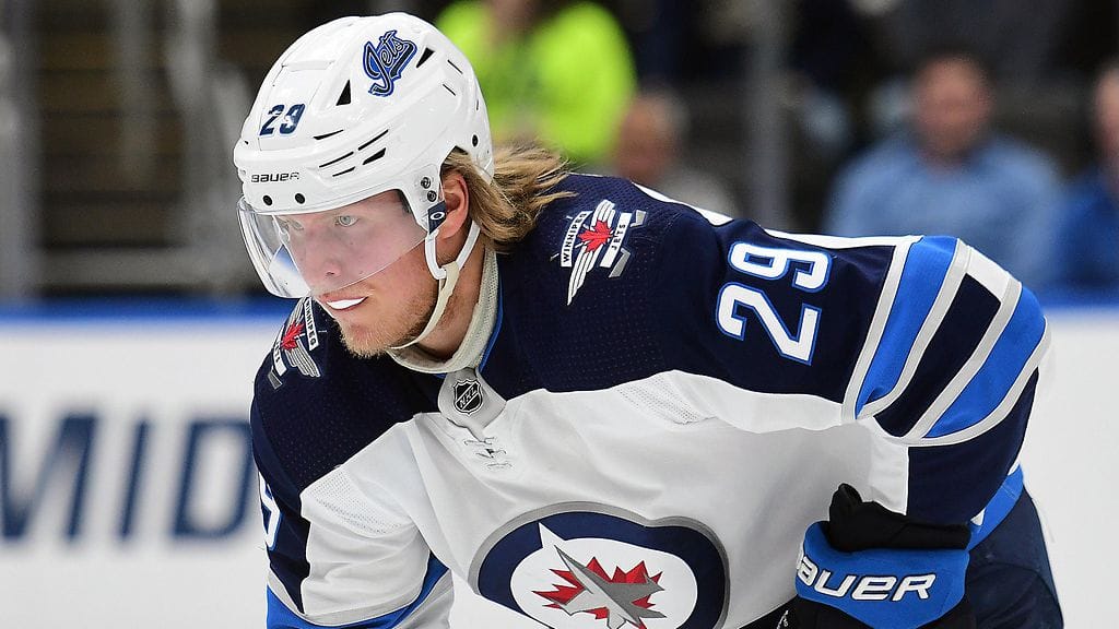 Patrik Laineella kulkee.