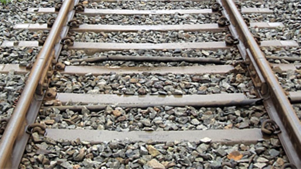 Päivystävä palomestari Johannes Valkama Pirkanmaan pelastuslaitokselta sanoo MTV Uutisille, että hänen tietojensa mukaan putoamispaikka oli lähellä rautatieasemaa asematunnelin paikkeilla.