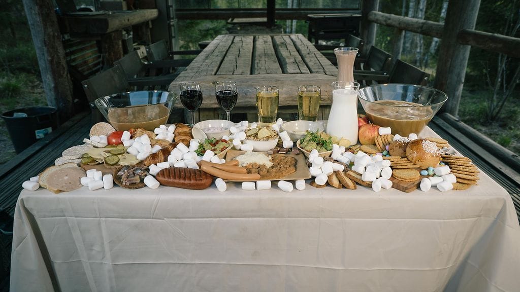 Olet_mita_syot_S2_EPS9_Kaisa_liski_003_poyta