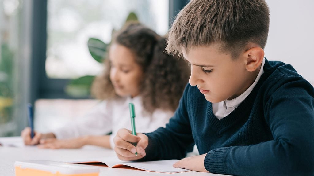 Muodollinen koulunkäynti ei jätä lapselle tilaa tehdä omia päätöksiä. Asiantuntijoiden mukaan se ei ole hyvä asia. Kuvituskuva