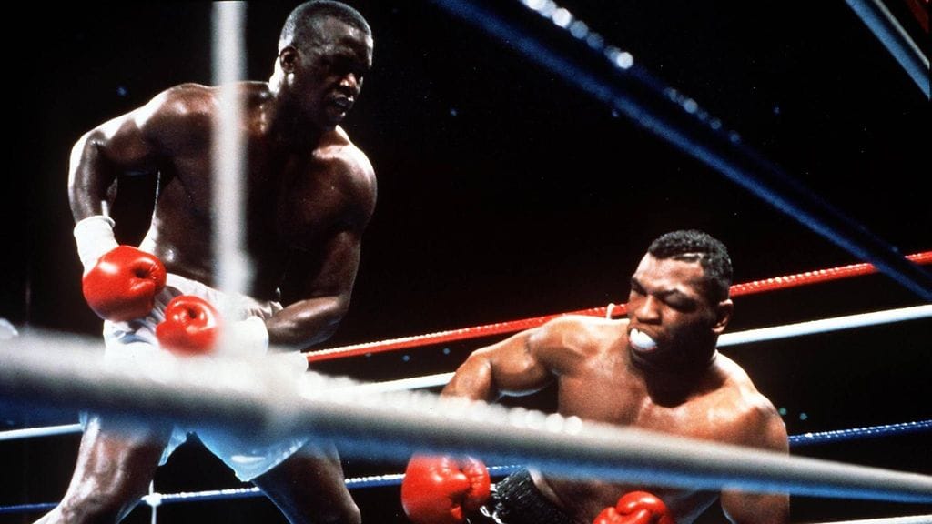 James "Buster" Douglas (vas.) päihitti Mike Tysonin 11. helmikuuta vuonna 1990.