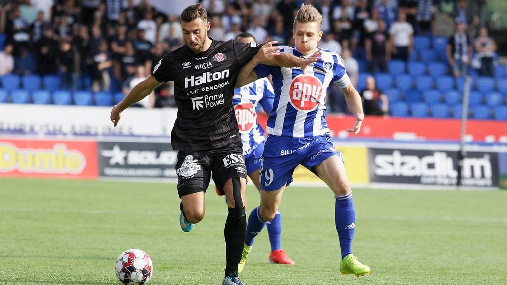 FC Lahden Jean-Christophe Coubronne ja HJK:n Riku Riski väänsivät jalkapallon Veikkausliigan ottelussa 10. elokuuta.