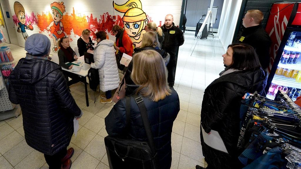 Ihmisiä jonottamassa ilmoittautuakseen HSK:n (Helsingfors Skridskoklubb) ylimääräiseen kokoukseen Helsingissä 11. helmikuuta 2020.
