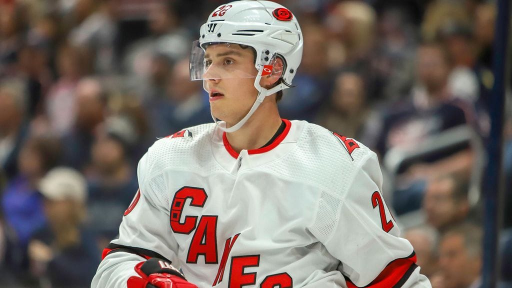 Sebastian Aho heilutti jälleen maaliverkkoja NHL:ssä.