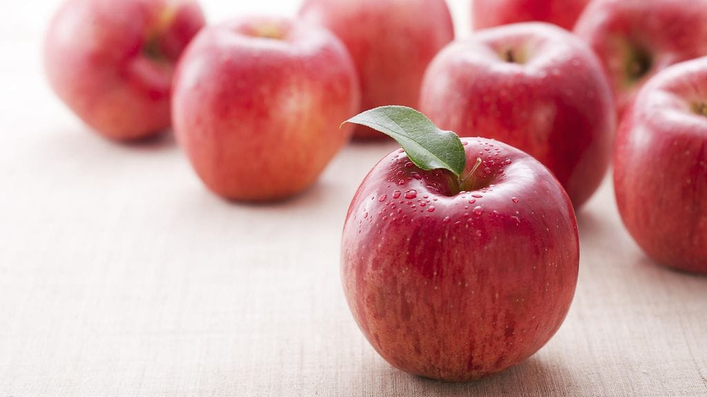 Pari omenaa päivässä voi auttaa pitämään kolesteroliarvot kurissa. Kuvituskuva.