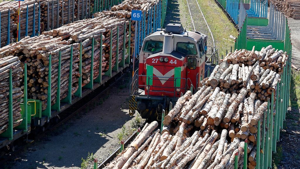 Arkistokuva. Väylävirasto rajoittaa raskaan junaliikenteen nopeutta tärinähaittojen hillitsemiseksi.