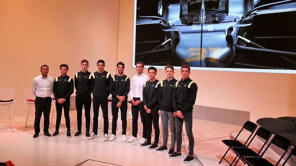 Renault'n uusi F1-auto oli keskiviikkona Pariisissa nähtävillä vain muutamien kuvamaistiaisten muodossa. Tallin johto ja kuljettajat olivat sentään paikalla. KUVA: Renault Sport