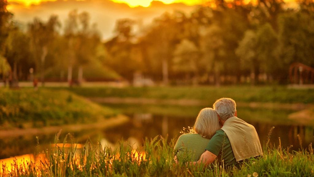 Joan Reid, 65, ja George Low, 66, seurustelivat teini-ikäisinä. Ollessaan 18-vuotias George kosi Joania ja pyysi tätä muuttamaan kanssaan Saksaan, johon hänet oli sijoitettu sen jälkeen, kun hän oli liittynyt armeijaan.