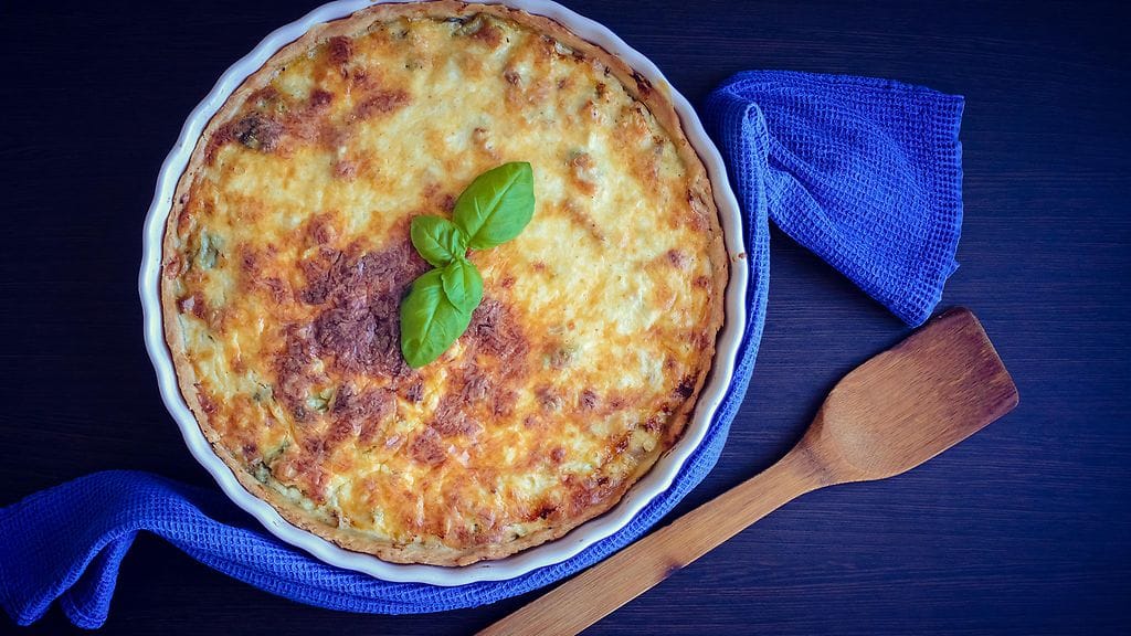 Kun quiche lorrainen valmistaa ilman taikinaa, siitä tulee kuin superkermainen uunimunakas. Kuvituskuva.