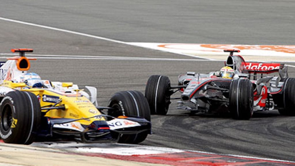 Fernando Alonso ja Lewis Hamilton (Kuva: EPA/KERIM OKTEN)