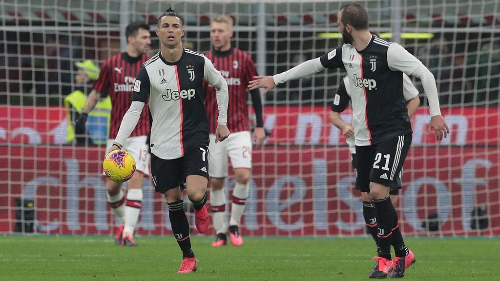 Cristiano Ronaldo pamautti rangaistuspotkun varmasti keskelle Milania vastaan lisäajalla torstaina.