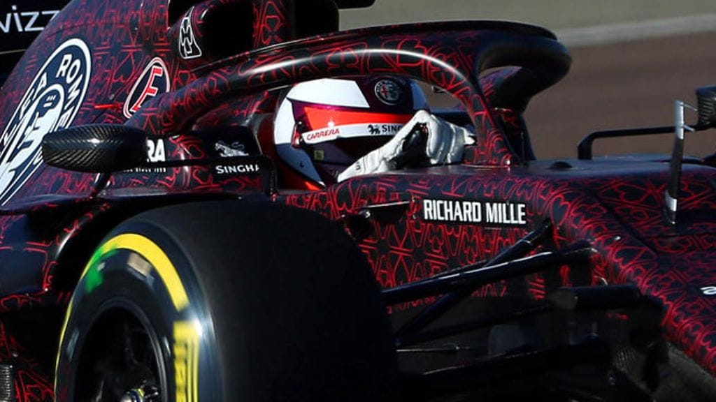 Kimi Räikkönen ajoi vuosi sitten Alfa Romeolla erikoisvärityksessä juuri ystävänpäivän shakedownissa.