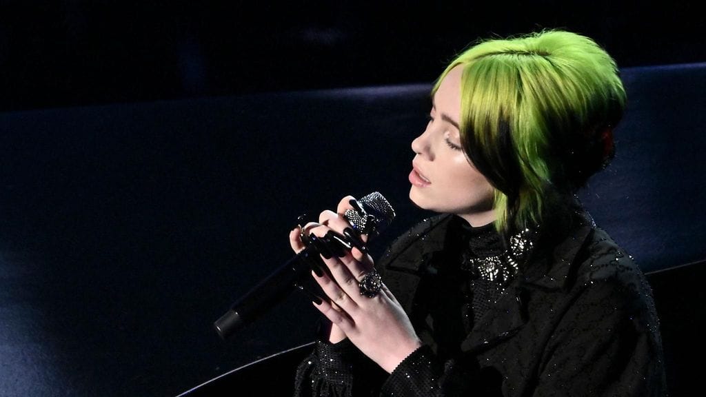 Laulaja Billie Eilishin kengistä käynnistyi kiivas keskustelu sosiaalisessa mediassa.